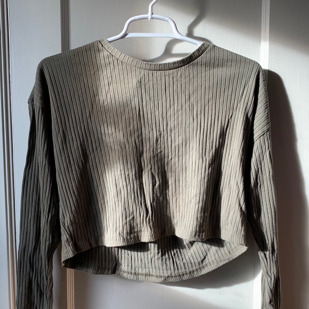 Cropped, long sleeve shirt